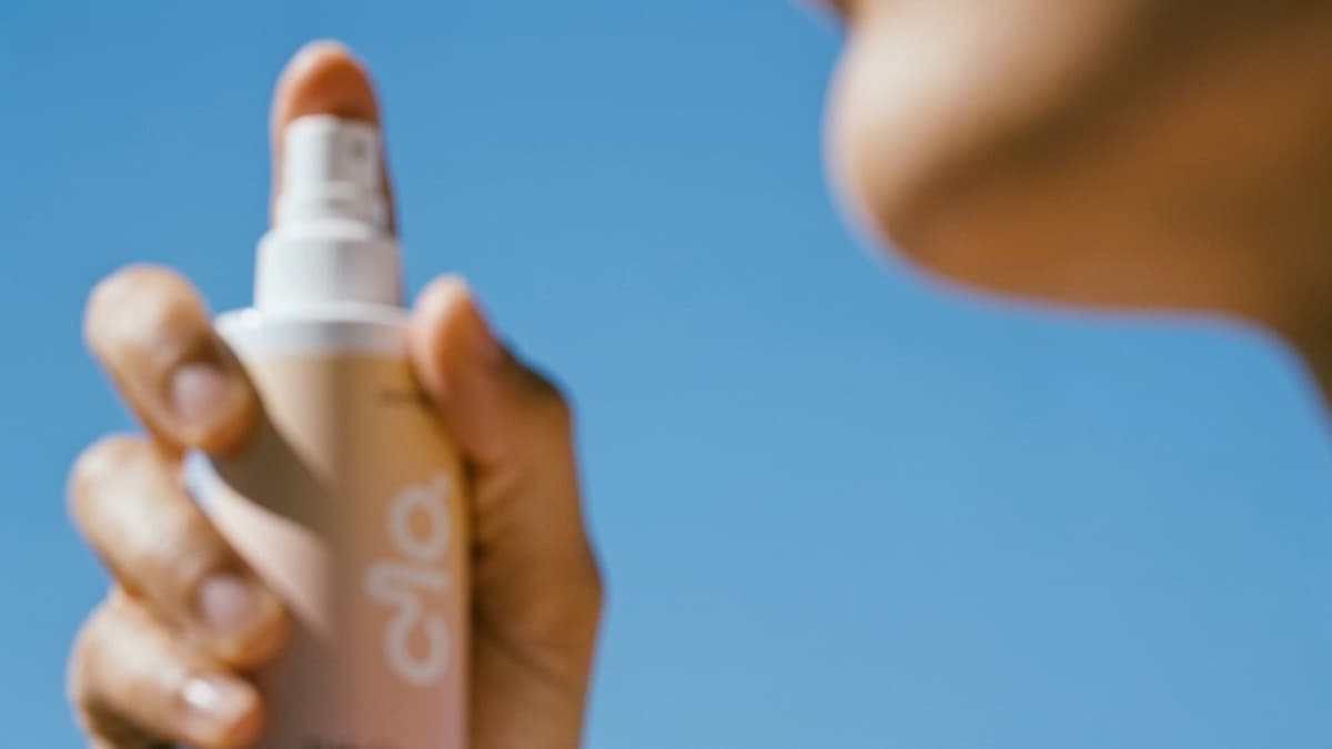 Clo Daily Cleansing Mist against a clear blue sky